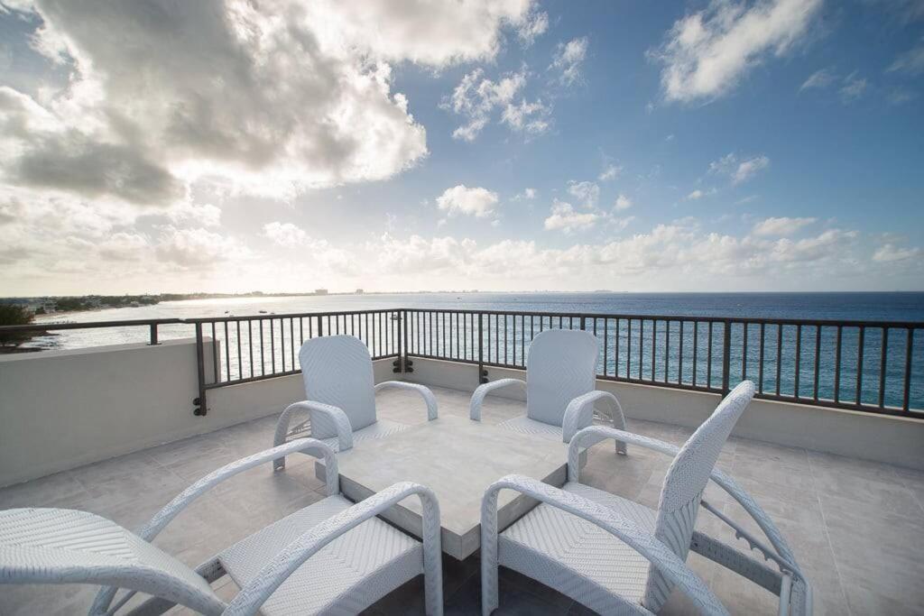 Luxury Ocean Front Seadreams 2 With 7 Mile Beach Views West Bay Buitenkant foto